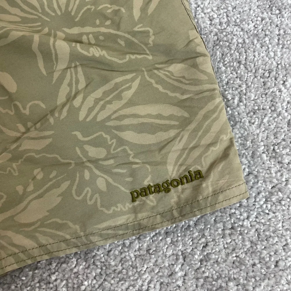 Patagonia Shorts Mens 31 Wavefarer Walk Hybrid Board Shorts Tropical Leaf